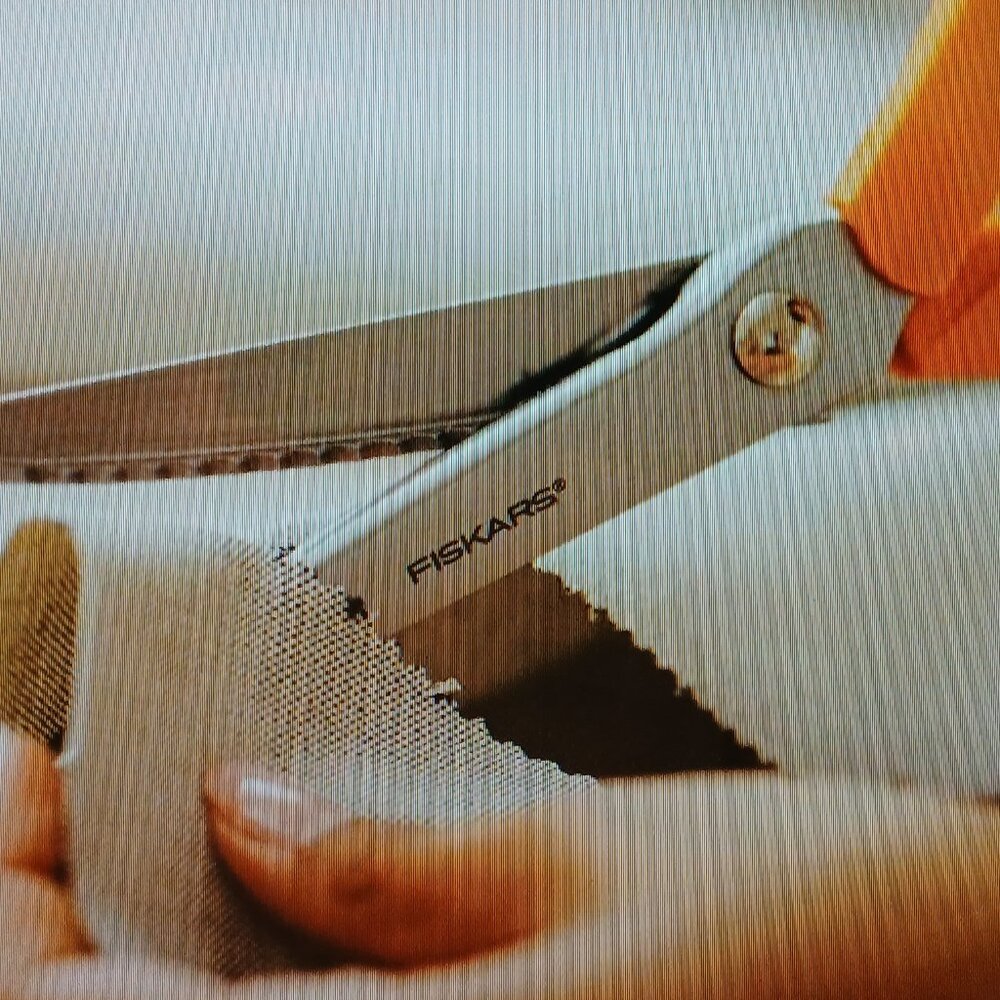 Fiskars Stainless Pinking Scissors - Picture 8 of 10